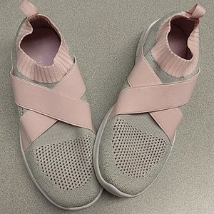 Primary Athletic Shoes Sz7